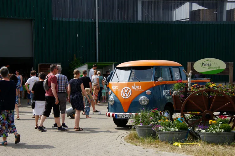 NDR-VW-Bus vor einem Hofeingang beim Tag des offenen Hofes Niedersachsen